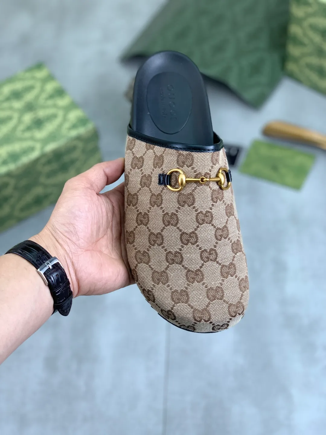 Men's shoes💰P340 💰[New model] Gucci half-drag business leather shoes hot selection (Gucci) official website latest Gucci half-drag business leather shoes, hot style 💥The version is simple and elegant, exclusive for trendy men. Unique official website latest brand original double G Embossed elements 👑 Original Gucci decoration, fashionable and elegant, original calfskin fabric ✅ Fully imported first-layer cowhide lining, wear-resistant, rubber business outsole specified on the official website, actual shot of the classic model at the counter 🎬 Size: 35-44 5⃣️colors available